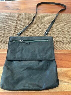 Mauricio Taiuti Leather Blackish with green tones and accents crossbody bag